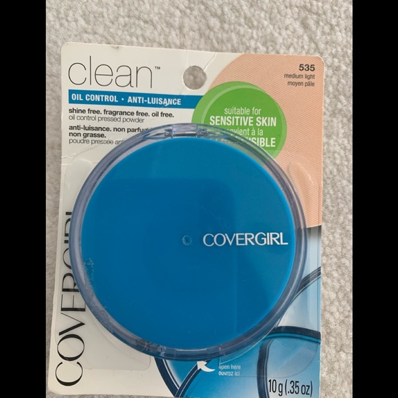 NWT- Covergirl oil control pressed powder - Picture 1 of 4